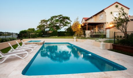 Entreprise pour la pose de terrasse sur mesure autour d’une piscine Troyes