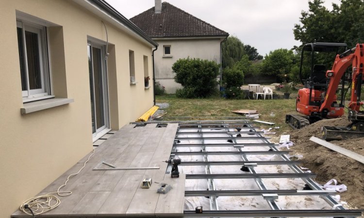 Création et conception de terrasse en grès Ceram sur mesure dans une maison individuelle à Troyes